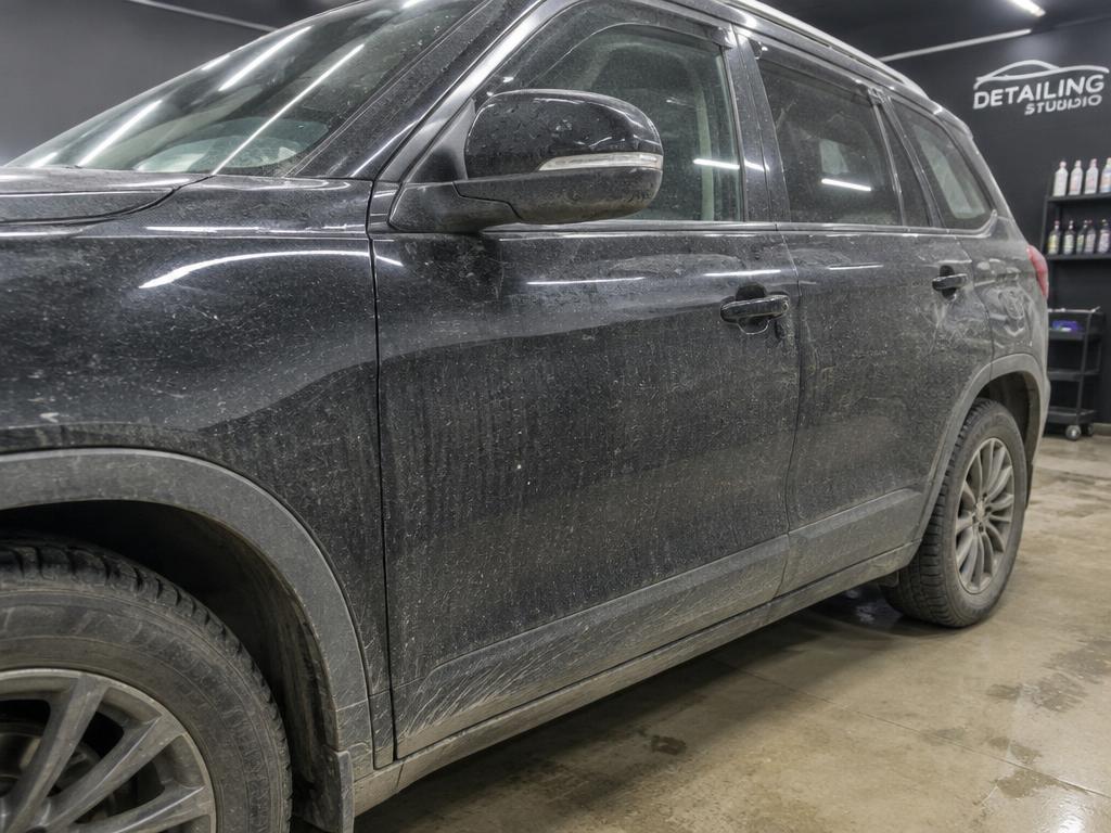 Zabrudzony, matowy lakier ciemnego SUV-a przed detailingiem — zdjęcie ilustracyjne